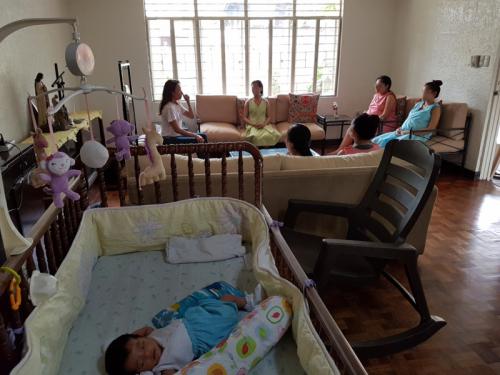 The single mothers during a session with a volunteer therapist