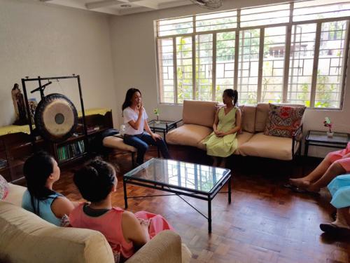 The single mothers during a session with a volunteer therapist